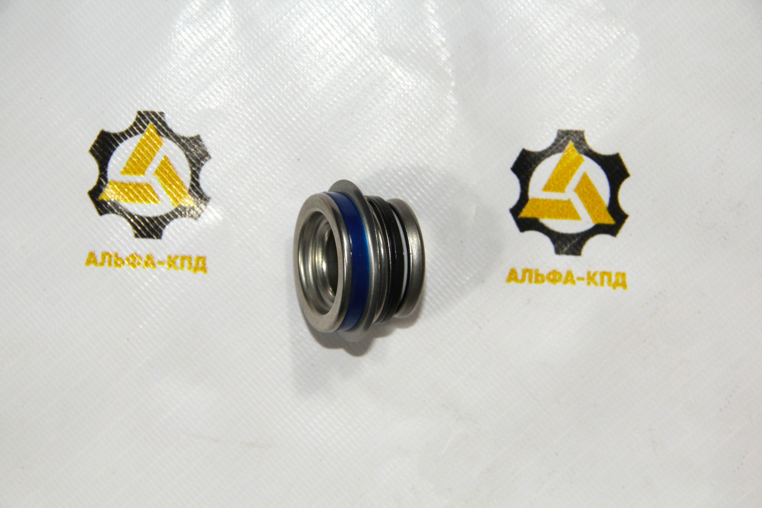 *Сальник вала водяного насоса двигателя Cummins NTA855