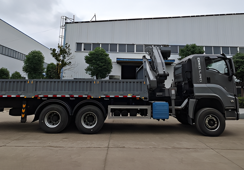 Бортовой автомобиль на шасси Isuzu Giga 6х6, 380 л.с., борт 7 м, с КМУ Chengli 8 тонн (Z- образная стрела) Бортовой автомобиль на шасси Isuzu Giga 6х6, 380 л.с., борт 7 м, с КМУ Chengli 8 тонн (Z- образная стрела)