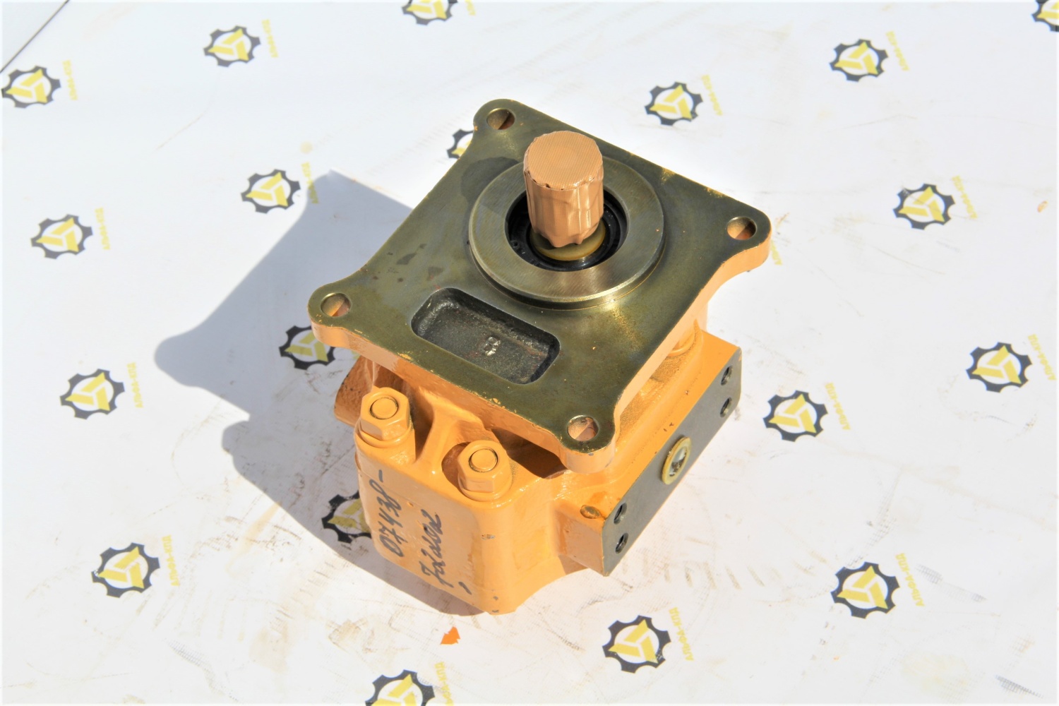 Насос трансмиссии (хода) Komatsu D355