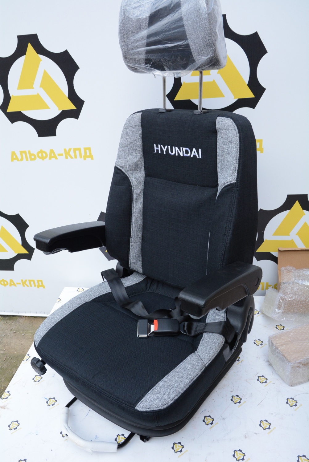 Сиденье оператора экскаватора Hyundai R210W