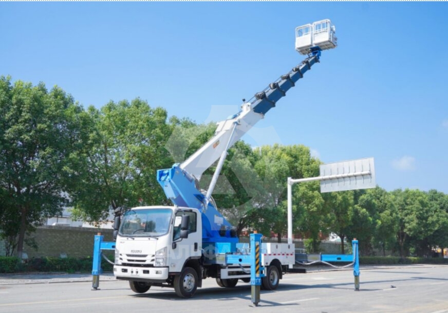 Автовышка на шасси Isuzu Elf 36 м Автовышка на шасси Isuzu Elf 36 м