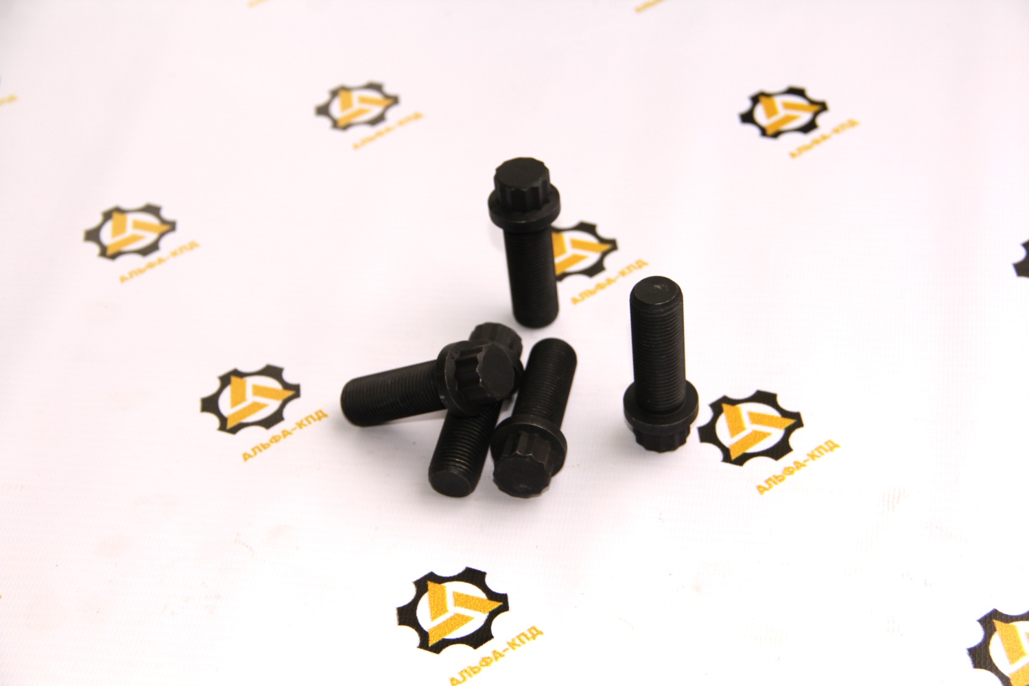 Болт стартера двигателя Cummins NT855 черный 16х45