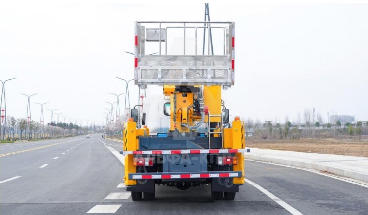 Автовышка на шасси Isuzu Elf 30 м Автовышка на шасси Isuzu Elf 30 м