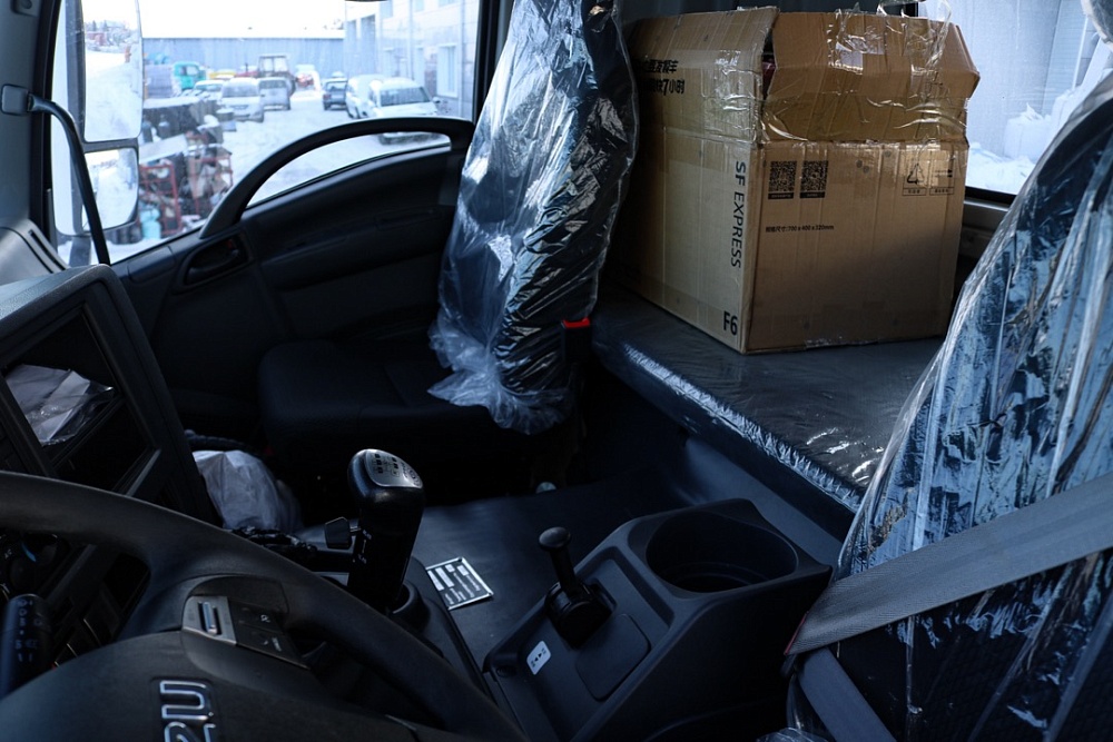 Бортовой автомобиль на шасси Isuzu Giga 6х4, 300 л.с, борт 8.5 м, с КМУ 10 т Бортовой автомобиль на шасси Isuzu Giga 6х4, 300 л.с, борт 8.5 м, с КМУ 10 т