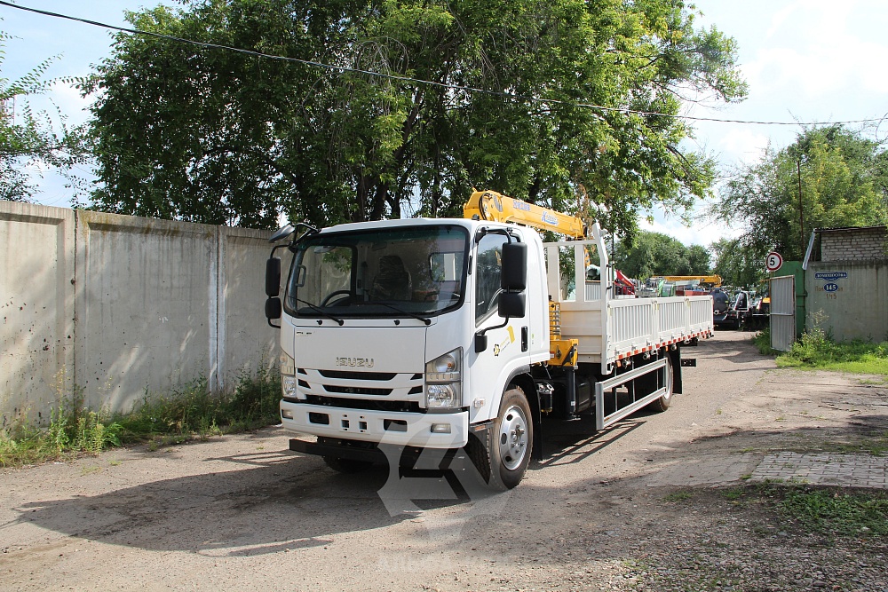 Бортовой автомобиль на шасси Isuzu Elf 4х2, 190 л.с, борт 6.3 м, с КМУ XCMG 3.2 т Бортовой автомобиль на шасси Isuzu Elf 4х2, 190 л.с, борт 6.3 м, с КМУ XCMG 3.2 т
