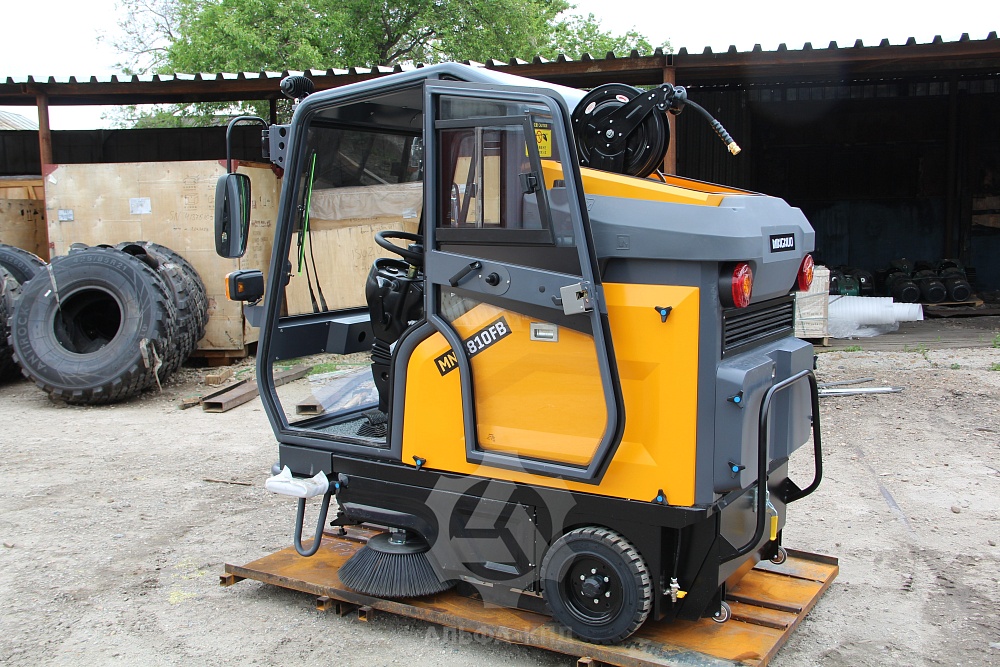 Подметально-уборочная машина MN-E810FB Подметально-уборочная машина MN-E810FB