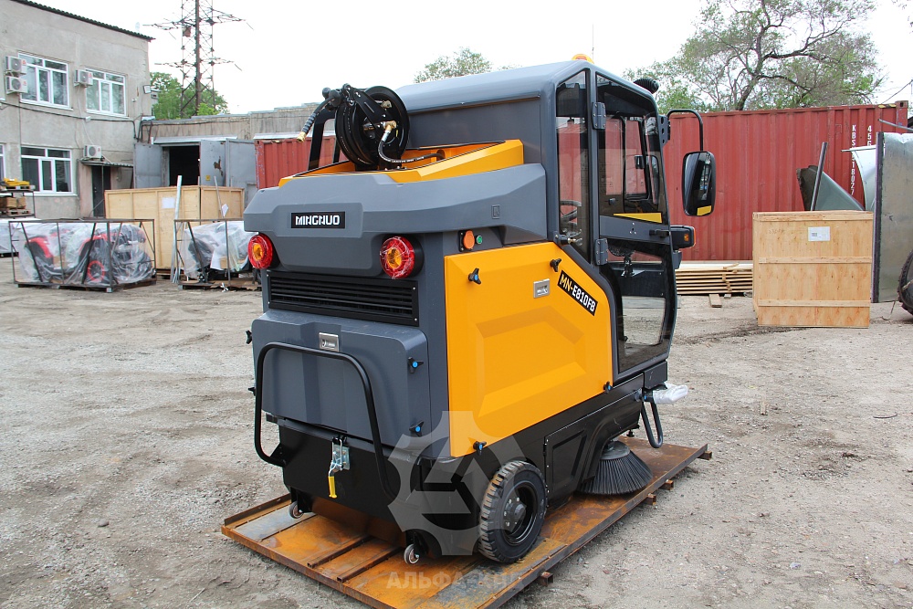 Подметально-уборочная машина MN-E810FB Подметально-уборочная машина MN-E810FB