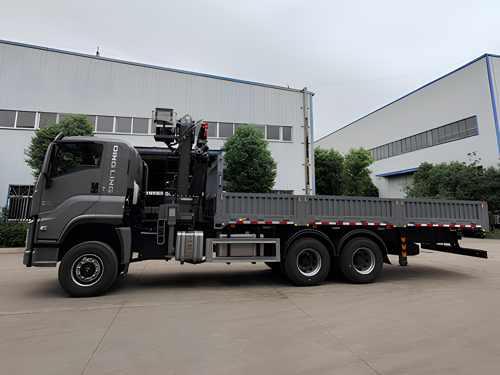 Бортовой автомобиль на шасси Isuzu Giga 6х6, 380 л.с., борт 7 м, с КМУ Chengli 8 тонн (Z- образная стрела) Бортовой автомобиль на шасси Isuzu Giga 6х6, 380 л.с., борт 7 м, с КМУ Chengli 8 тонн (Z- образная стрела)