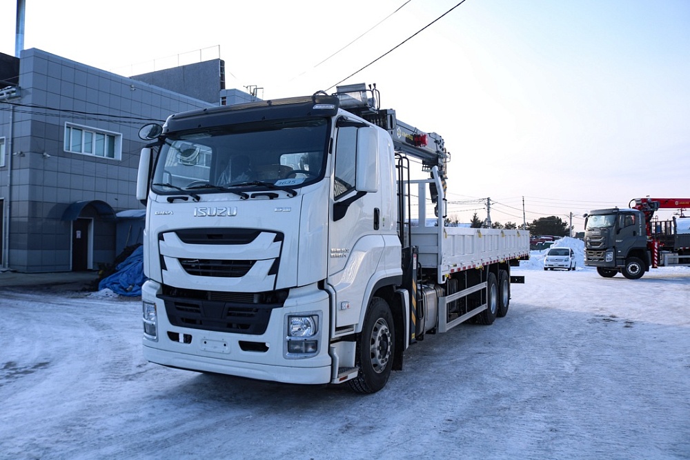 Бортовой автомобиль на шасси Isuzu Giga 6х4, 300 л.с, борт 8.5 м, с КМУ 10 т Бортовой автомобиль на шасси Isuzu Giga 6х4, 300 л.с, борт 8.5 м, с КМУ 10 т