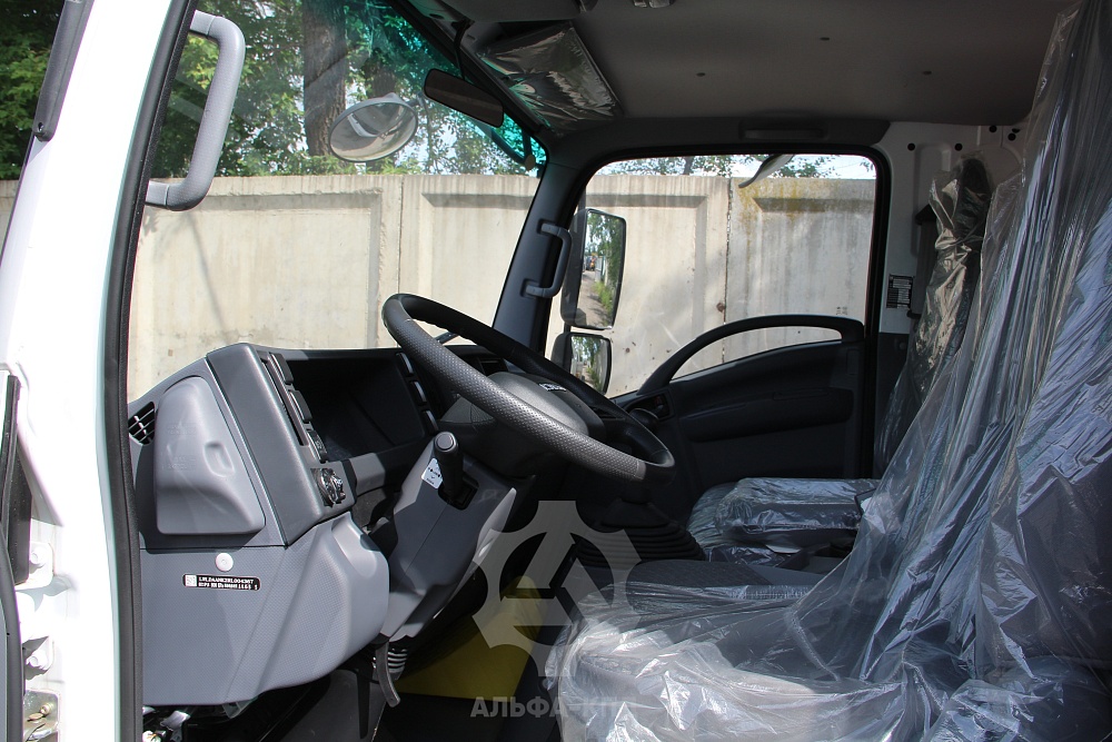 Бортовой автомобиль на шасси Isuzu Elf 4х2, 190 л.с, борт 6.3 м, с КМУ XCMG 3.2 т Бортовой автомобиль на шасси Isuzu Elf 4х2, 190 л.с, борт 6.3 м, с КМУ XCMG 3.2 т