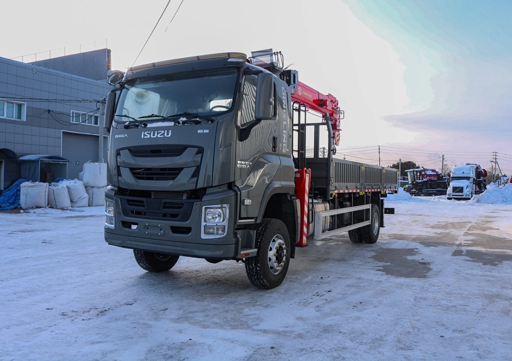 Бортовой автомобиль на шасси Isuzu Giga 4х4, 240 л.с, борт 6,5 м, с КМУ 8 т Бортовой автомобиль на шасси Isuzu Giga 4х4, 240 л.с, борт 6,5 м, с КМУ 8 т